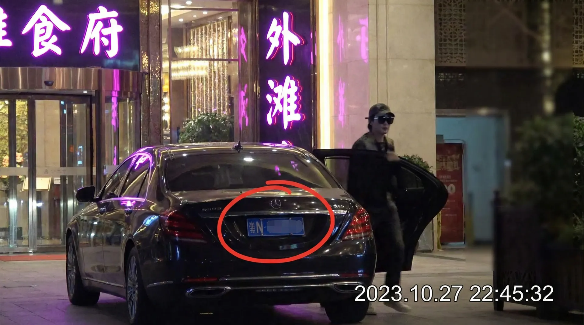 吃瓜黑料-网络热门事件|网络热门资讯|吃瓜黑料 - 豪车餐厅外偷拍